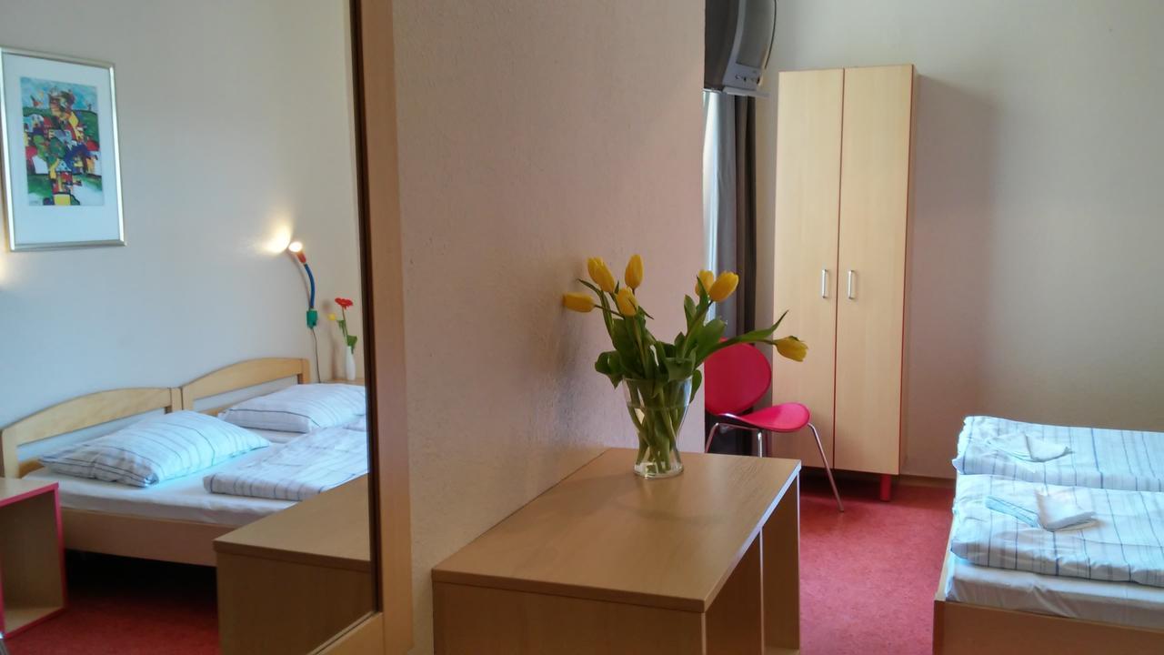 Happy Go Lucky Hotel + Hostel Schoneberg เบอร์ลิน ภายนอก รูปภาพ